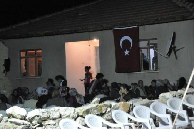 Şehit Uzman &Ccedil;avuş Tufan ın Baba Evinde Yas 1