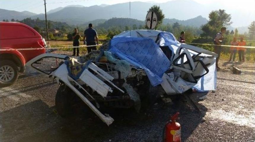 Antalya&rsquo;daki Trafik Kazasında Aynı Aileden 5 Kişi &Ouml;ld&uuml;