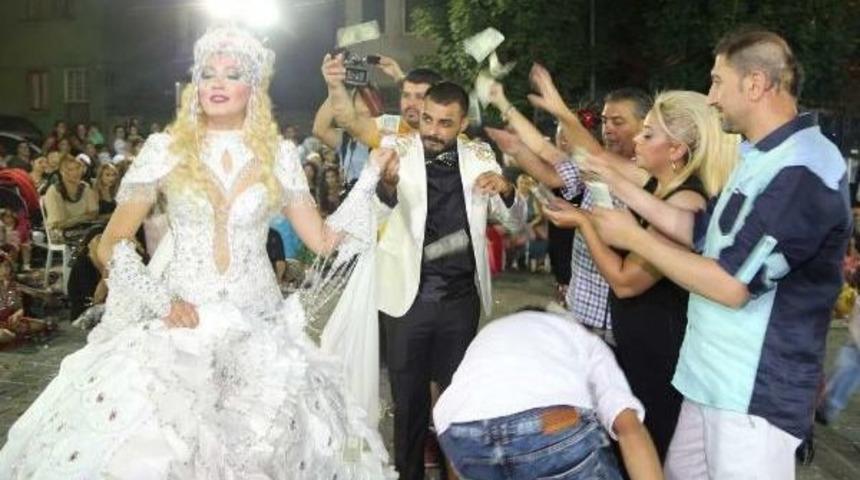 Romanlar'ın D&uuml;ğ&uuml;n&uuml;nde Dolarlar Havada U&ccedil;uştu
