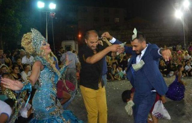 Romanlar ın Düğününde Dolarlar Havada Uçuştu 3