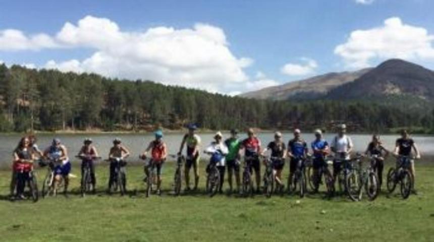 H&uuml;rpedal Bisiklet Topluluğu G&ouml;k&ccedil;eova G&ouml;l&uuml;&rsquo;nde Kamp Kurdu