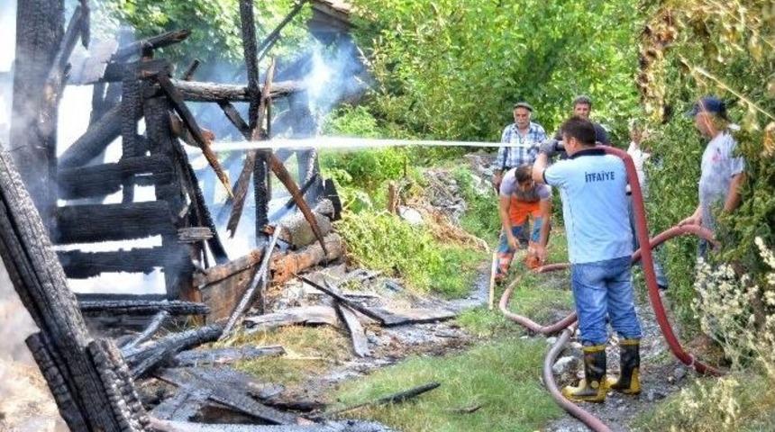 Kargı&rsquo;da Samanlıkta &Ccedil;ıkan Yangın Korkuttu