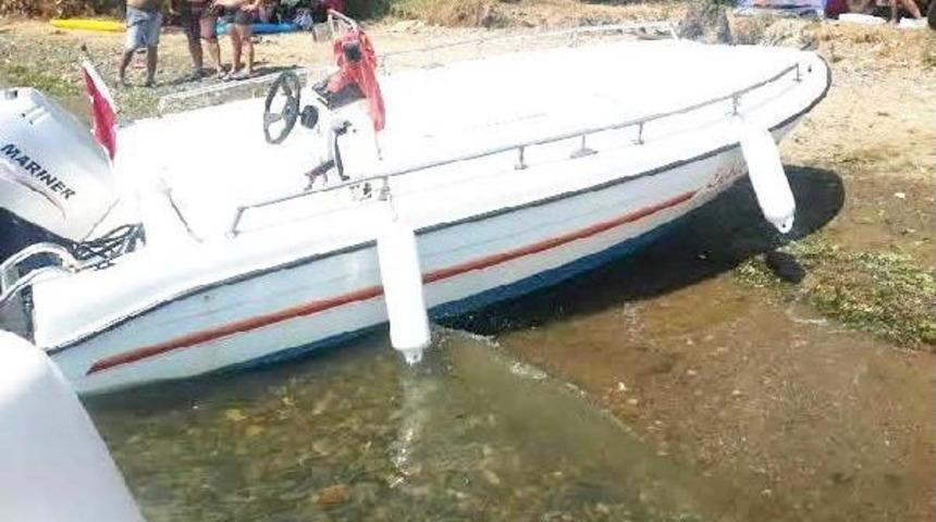 Denizde Hız Teknesi &Ccedil;arptı