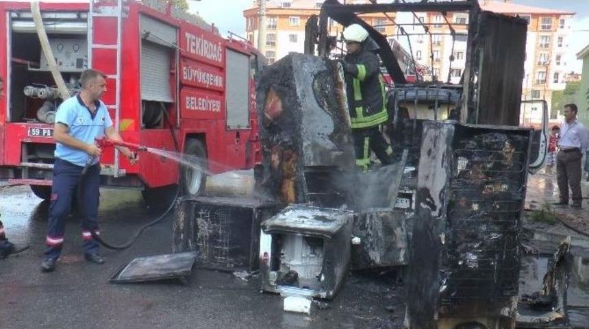 Beyaz Eşya Y&uuml;kl&uuml; Kamyonet Seyir Halindeyken Alev Aldı