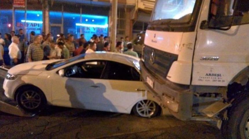 Kamyon &Ouml;ndeki Otomobili Altına Aldı