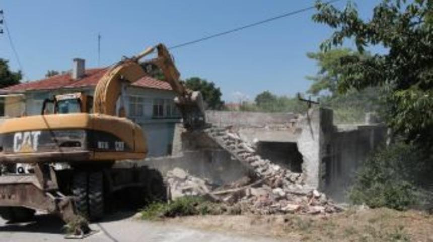 Bolu&rsquo;da Metruk Binalar Yıkılıyor