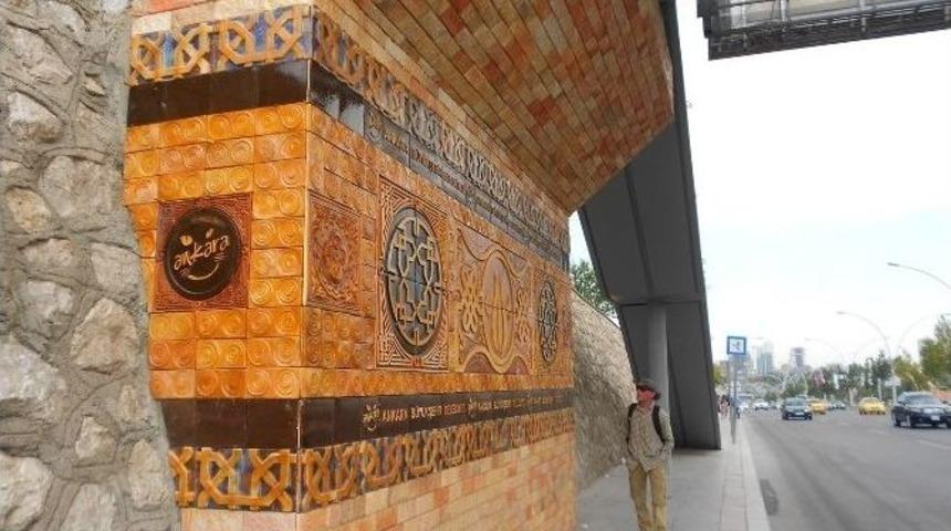 K&ouml;pr&uuml;l&uuml; Kavşakların Altı Sanat Galerisi Gibi