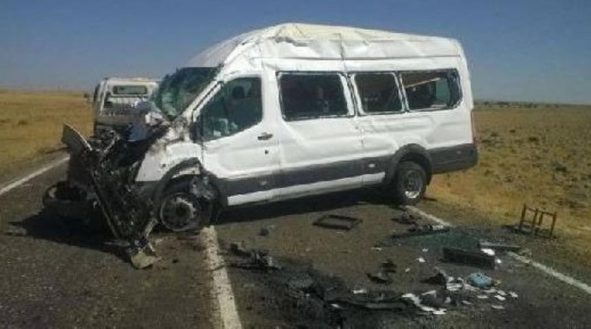 Viranşehir'de Minib&uuml;sle Kamyon &Ccedil;arpıştı: 16 Yaralı