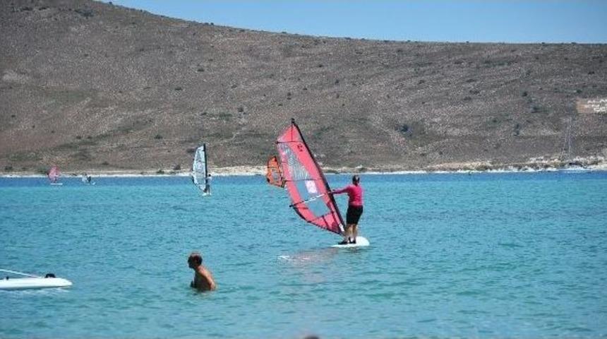 &Ccedil;eşme&rsquo;de S&ouml;rf&uuml; R&uuml;zgar Vurdu