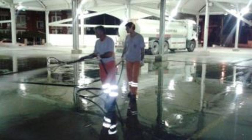 İzmit Belediyesi Pazar Yerlerini Yıkıyor