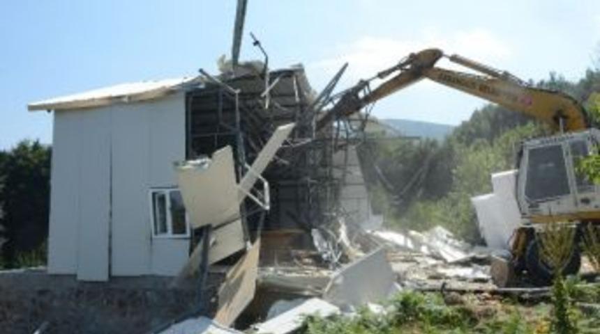 Uludağ&rsquo;da Ka&ccedil;ak Yapılar Yıkıldı