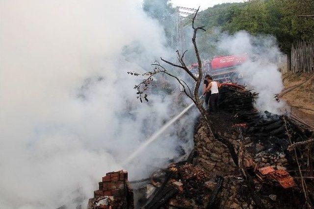 14 Yaşındaki &Ccedil;ocuk Evinde &Ccedil;ıkan Yangında &Ouml;ld&uuml; 2