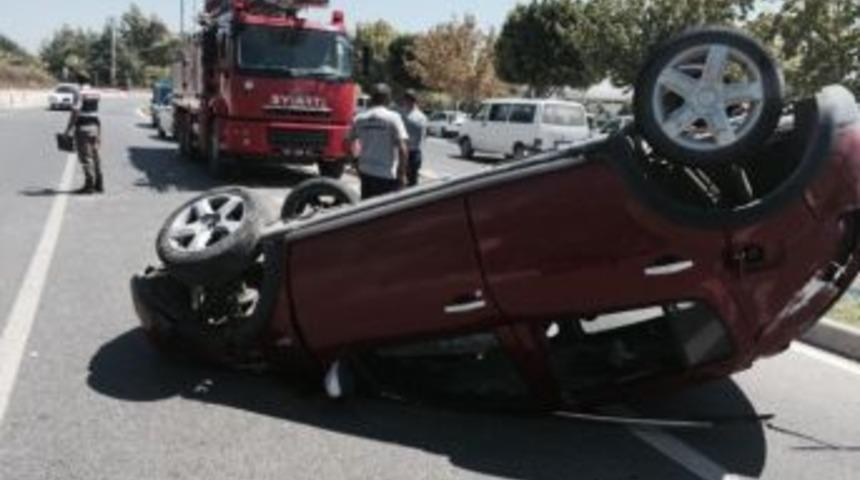 Turistlerin Bulunduğu Otomobil Takla Attı