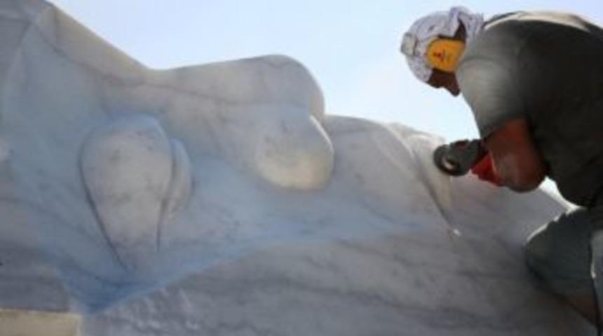 Heykellerle Vicdana Sesleniyorlar