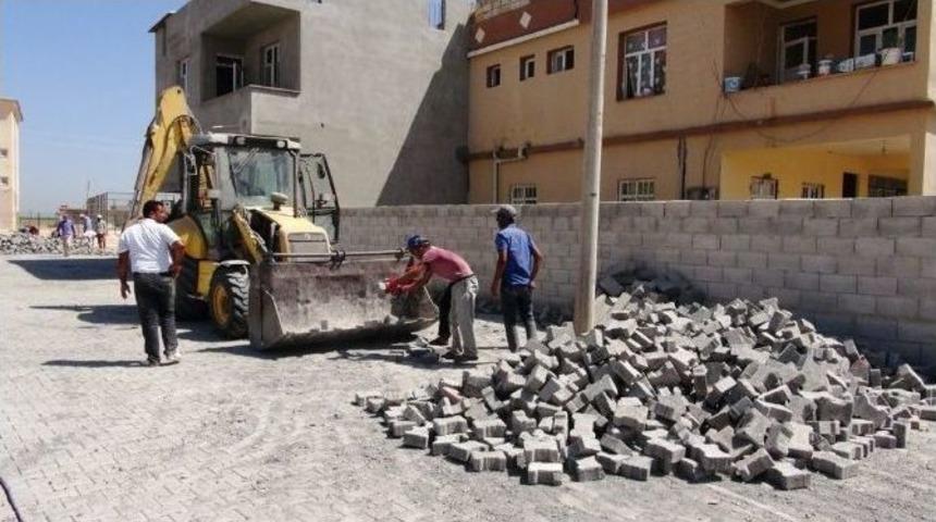 Ak&ccedil;akale &lsquo;de Parke Taşı D&ouml;şeme &Ccedil;alışmaları Devam Ediyor