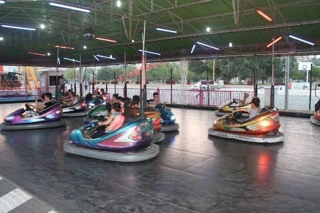 Çocuklar Tatilin Son Haftalarını Lunaparkta Geçiriyor