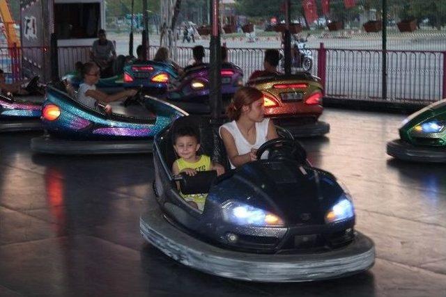 Çocuklar Tatilin Son Haftalarını Lunaparkta Geçiriyor