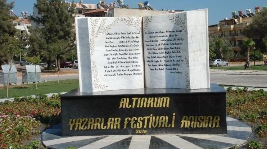 Didim&rsquo;de Yazarlar Heykeline &Ccedil;irkin Saldırı