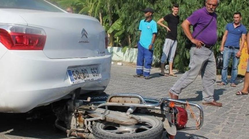 Motosikletle Otomobilin Altına Giren Gen&ccedil;ler Kazayı Sıyrıklarla Atlattı