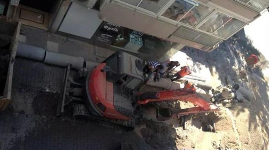 İzmir&rsquo;de Kazı Yapan Kep&ccedil;e Doğalgaz Borusunu Deldi