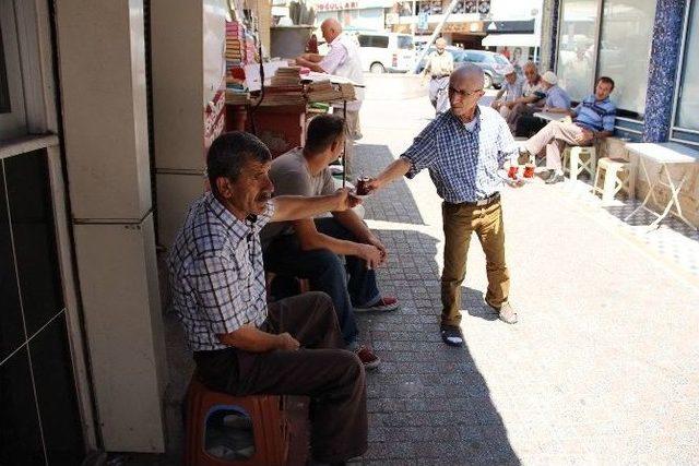 Kanser Olmasına Rağmen Çocuklarını Okutmak İçin Çaycılık Yapıyor