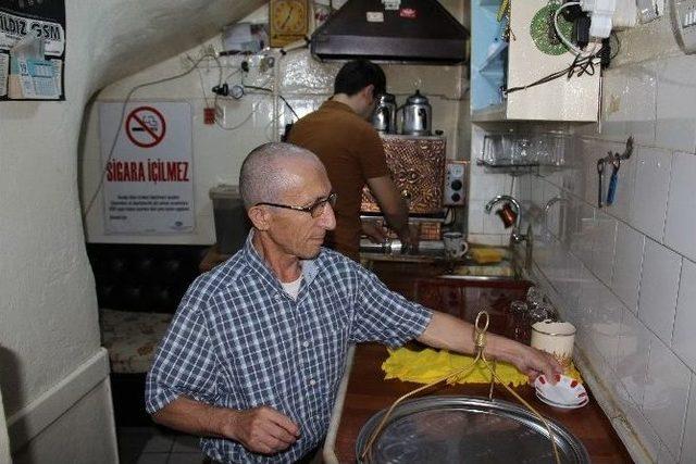 Kanser Olmasına Rağmen Çocuklarını Okutmak İçin Çaycılık Yapıyor