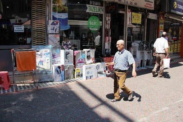 Kanser Olmasına Rağmen Çocuklarını Okutmak İçin Çaycılık Yapıyor