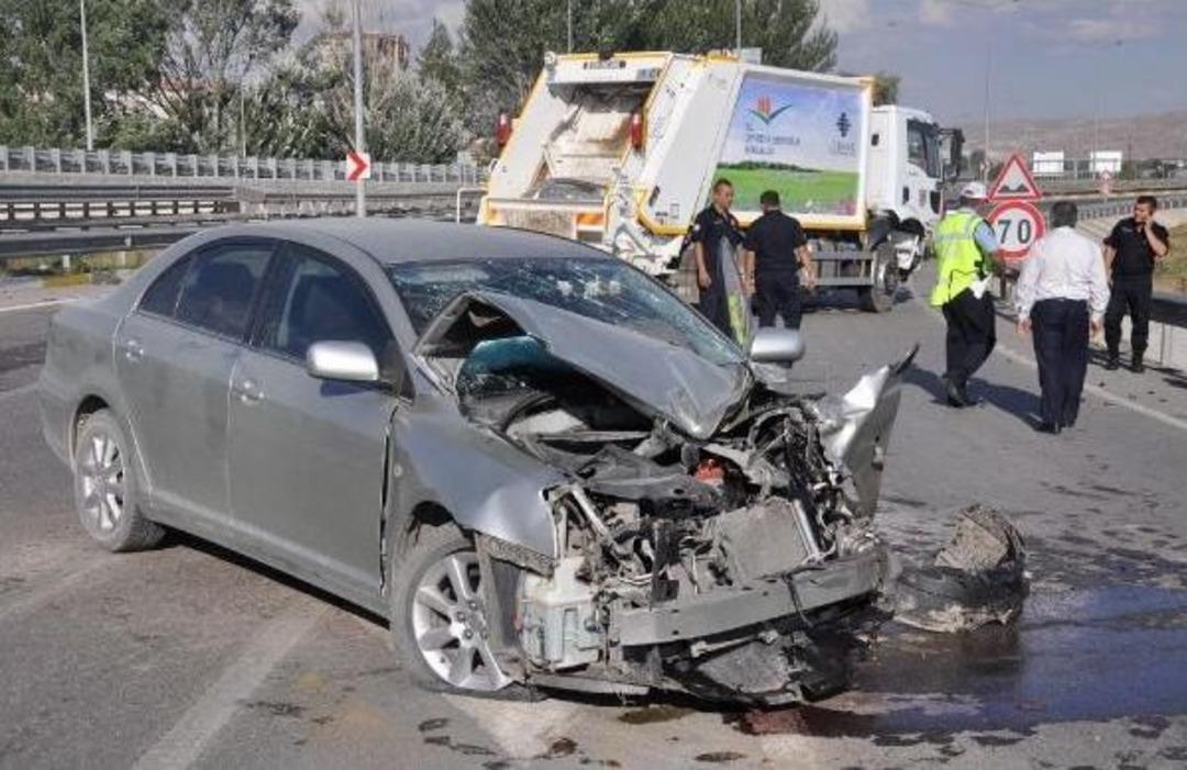 &Ccedil;&ouml;p Kamyonu Ile Otomobil &Ccedil;arpıştı: 4'&uuml; &Ccedil;ocuk 5 Yaralı