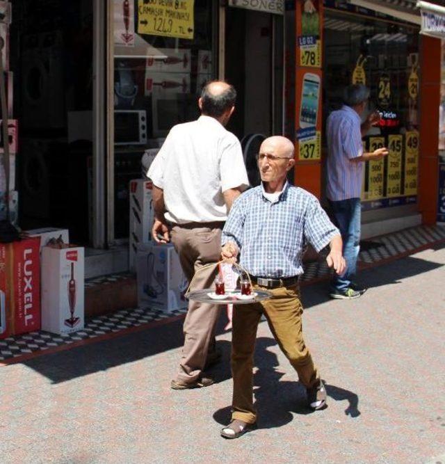 Kanserli Baba &Ccedil;ocuklarını Okutmak I&ccedil;in &Ccedil;ay Ocağında &Ccedil;alışıyor 2