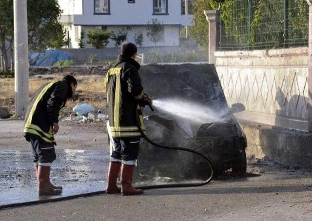 Siverek'te Park Halindeki Otomobil Yandı