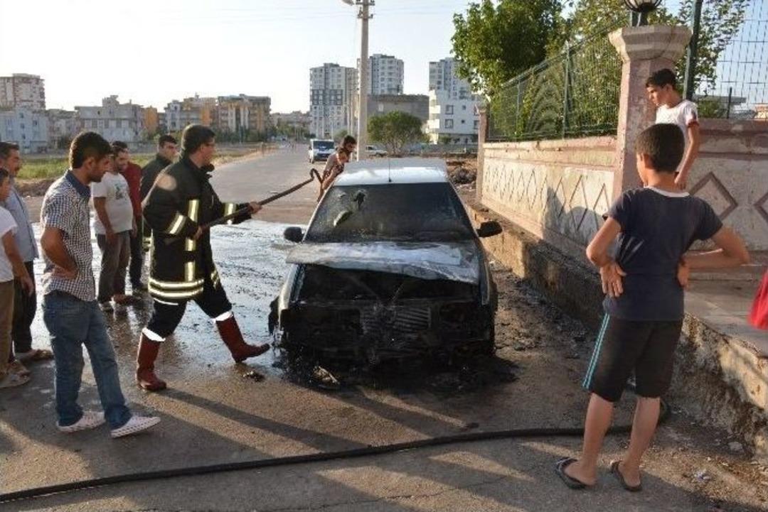 Park Halindeki Otomobil Cayır Cayır Yandı