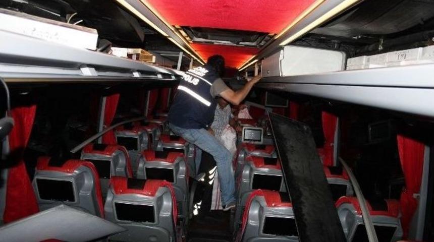 Otob&uuml;s&uuml;n Tavanından 40 Bin Paket Ka&ccedil;ak Sigara &Ccedil;ıktı