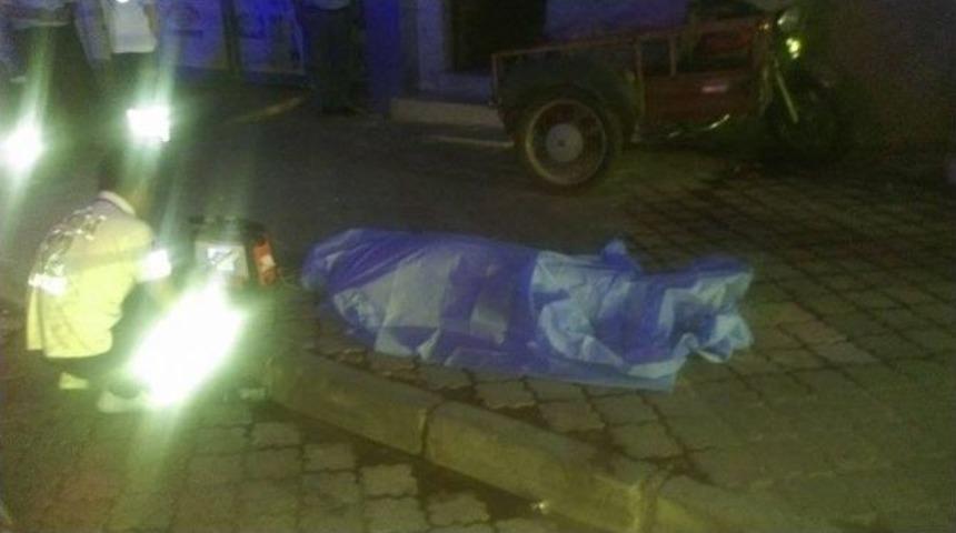 Yaşlı Adam Balkondan D&uuml;şt&uuml;