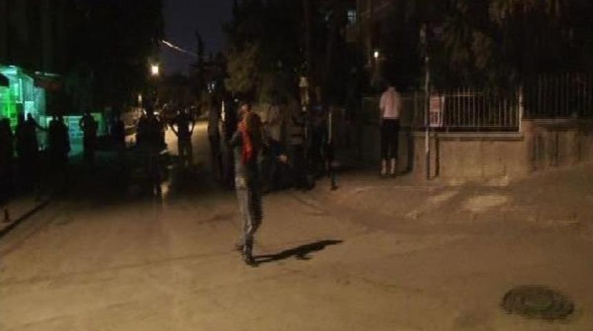 Ter&ouml;re Tepki Eyleminde Polise Sarılan Gence, Polis M&uuml;d&uuml;r&uuml; Biber Gazı Sıktı