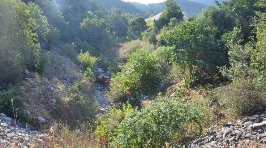 35 Metreden Şarampole Yuvarlanan Otomobilden Sağ &Ccedil;ıktı