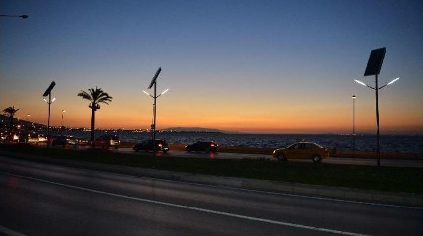 İzmir&rsquo;de Sahile G&uuml;neş Enerjili Aydınlatma