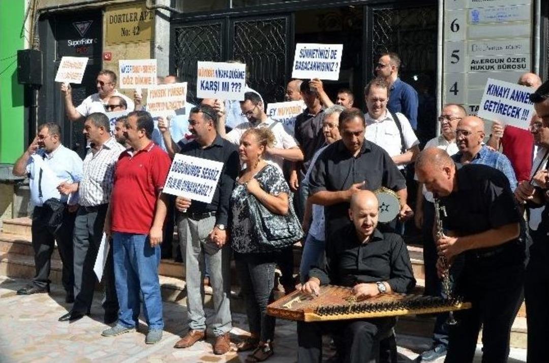 Cenaze M&uuml;ziği Eşliğinde Gelin Ve Damatlı Eylem