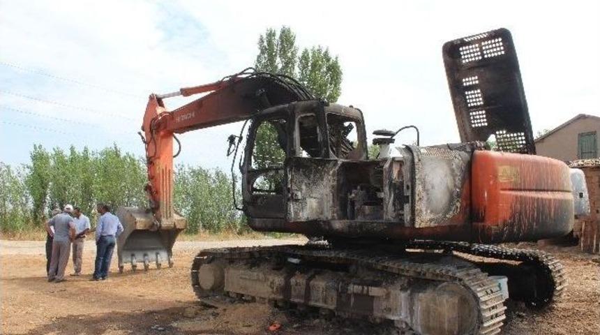 Muş&rsquo;ta İş Makinesi Yakıldı