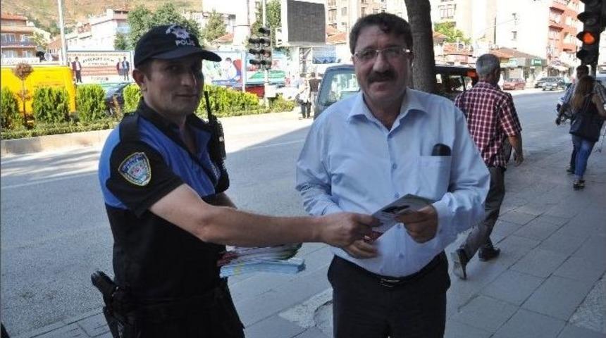 Boz&uuml;y&uuml;k Polisi Dolandırıcılık Olaylarına Karşı Broş&uuml;r Dağıttı