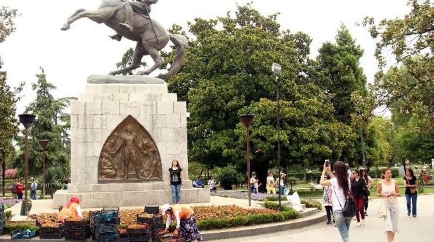 Anıt &Ccedil;evresindeki &Ccedil;i&ccedil;ekler Yenilendi