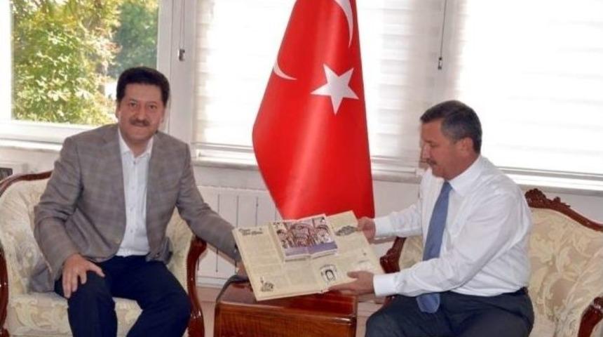 Hasan Fehmi Kinay, Vali Şerif Yılmaz&rsquo;a 3 Boyutlu &rsquo;k&uuml;tahya Tarih Atlası&rsquo; Hediye Etti