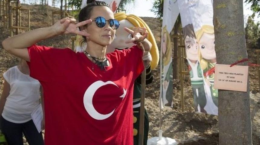 Romanyalı &Uuml;nl&uuml; Pop&ccedil;u, Expo 2016 Alanına T&uuml;rk Bayraklı Tiş&ouml;rt&uuml;yle Ağa&ccedil; Dikti