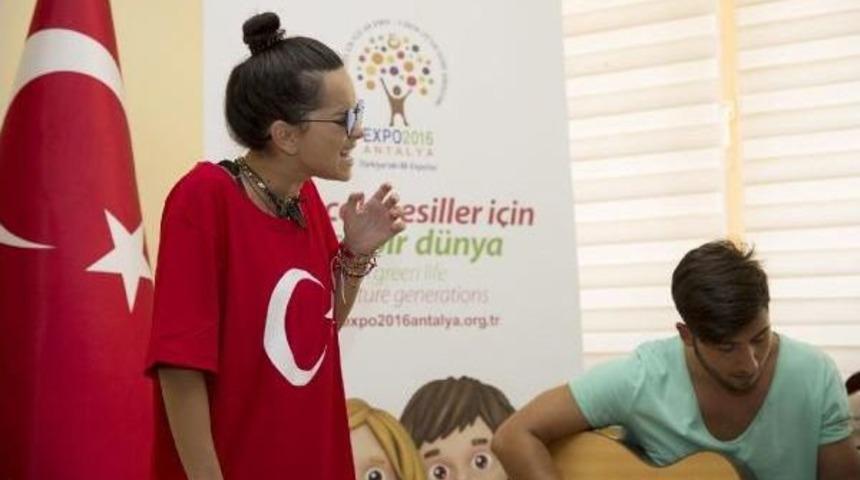 Inna, T&uuml;rk Bayraklı Tiş&ouml;rt Giydi, Ağa&ccedil; Dikti