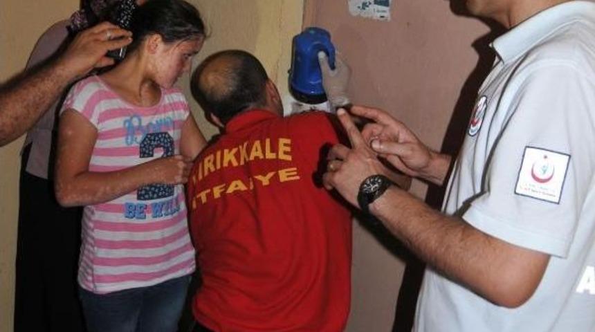 Yangın &Ccedil;ıkışı Kapısına Parmağını Sıkıştıran &Ccedil;o&ccedil;uğun Yardımına Itfaiye Yetişti