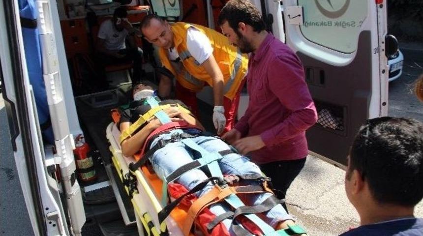 Otomobil İş Makinesine &Ccedil;arptı: 3 Yaralı