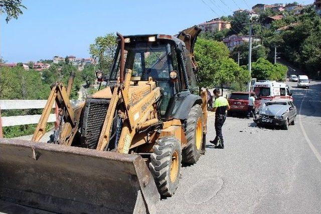 Otomobil İş Makinesine Çarptı: 3 Yaralı