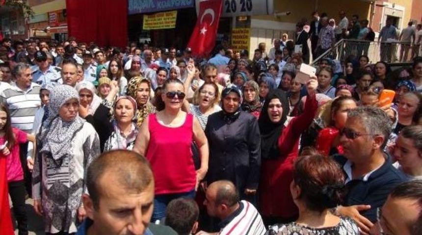 Şehit Barış Akın'ın Evinin &Ouml;n&uuml;nde Ter&ouml;re Lanet