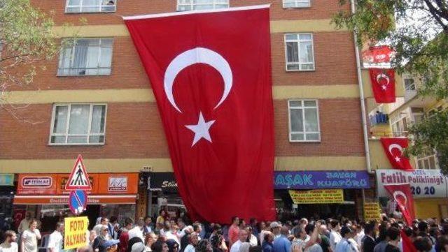 Şehit Barış Akın ın Evinin Önünde Teröre Lanet 1