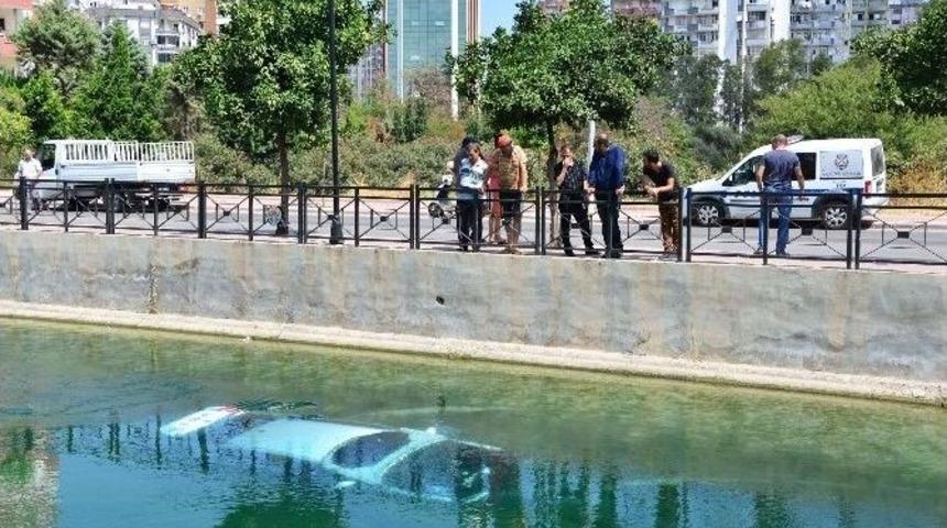 Otomobil Sulama Kanalına D&uuml;şt&uuml;, S&uuml;r&uuml;c&uuml; Son Anda Kurtuldu