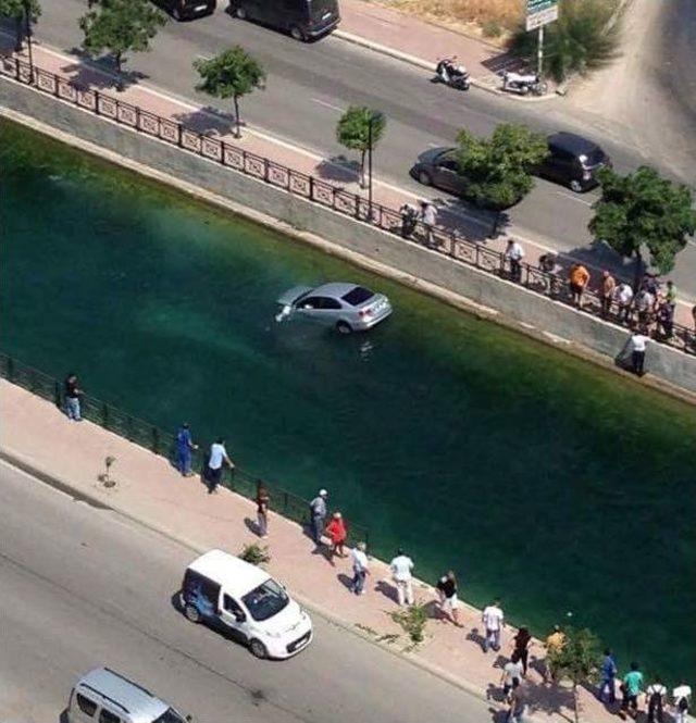 Otomobil Sulama Kanalına D&uuml;şt&uuml;, S&uuml;r&uuml;c&uuml; Son Anda Kurtuldu 1